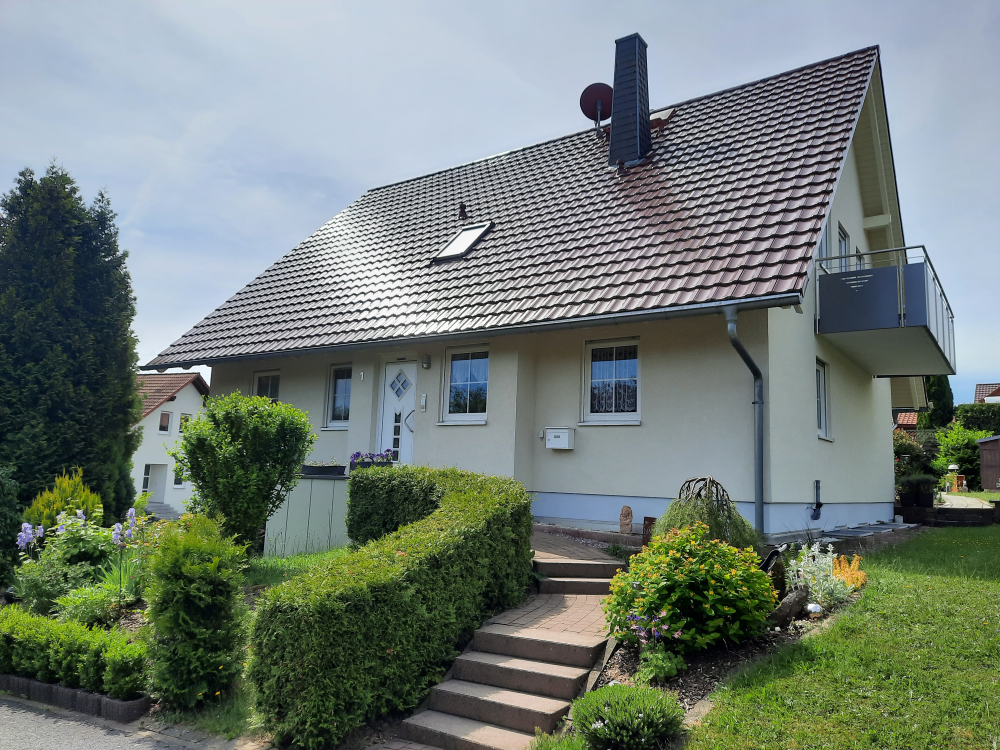 Einfamilienhaus mit Einliegerwohnung in herrlicher Ortsrandlage von Schollbrunn