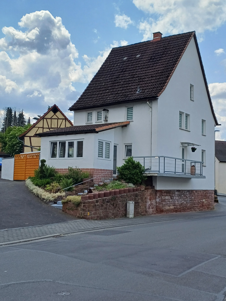 Attraktives Einfamilienhaus mit Pool im Zentrum von Weilbach